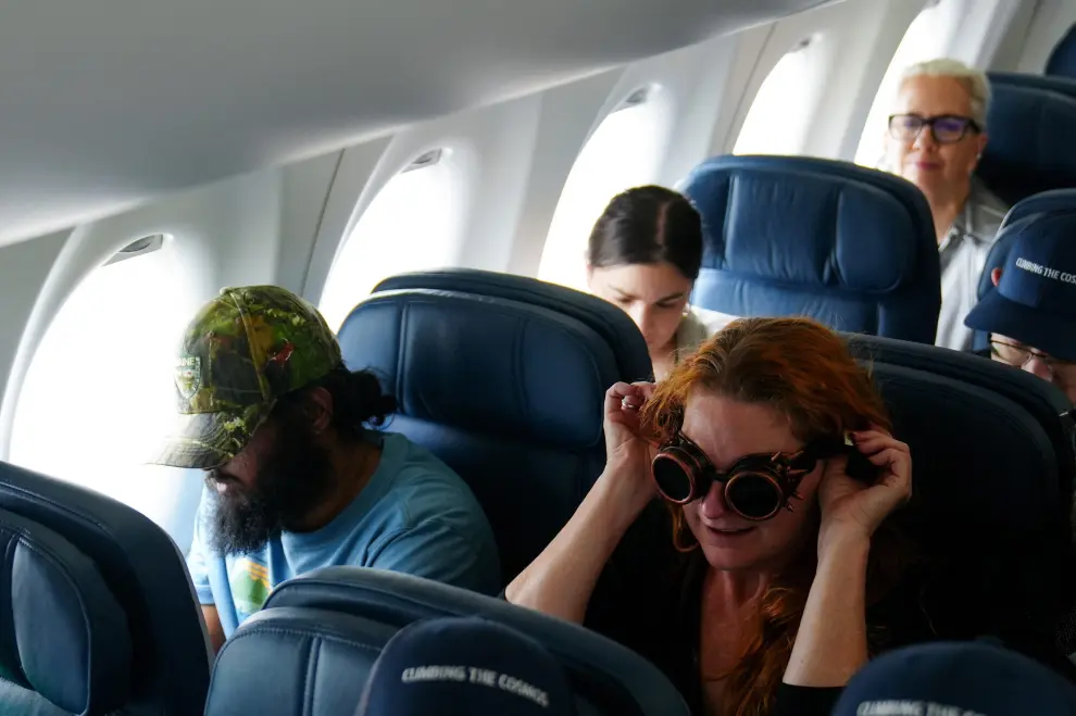 Pasajeros a bordo de un vuelo especial eclipse solar de Delta Airlines, en Austin, Texas