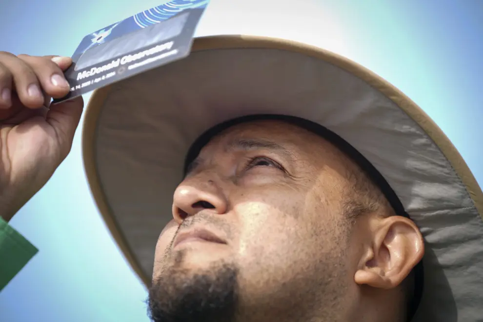 Un hombre se protege para ver el eclipse solar en Texas