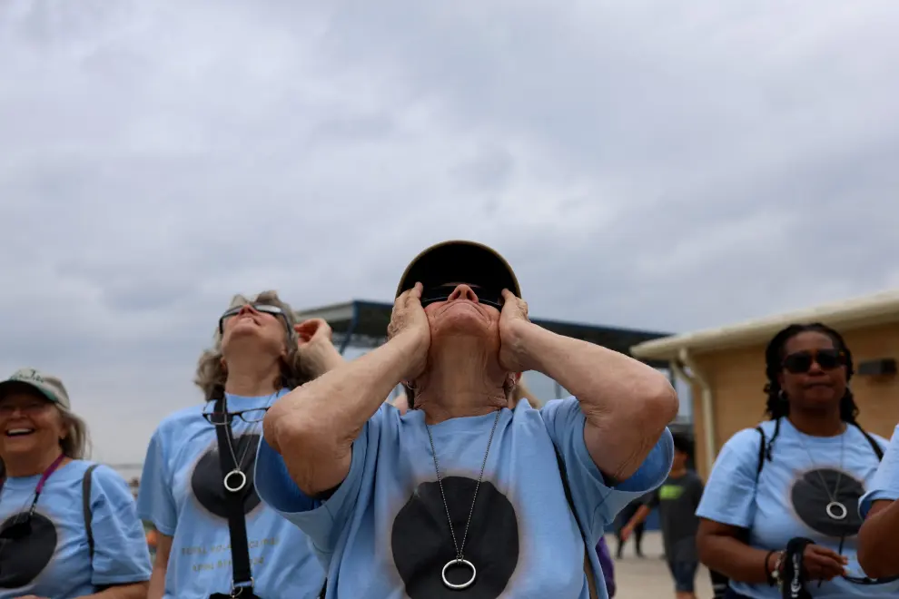 Varias personas observan el eclipse solar en Eagle Pass, Texas