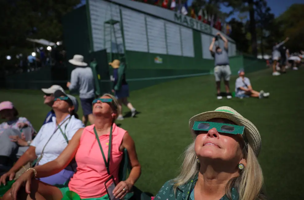 Varias personas observan el eclipse solar en el Augusta National Golf Club en Georgia