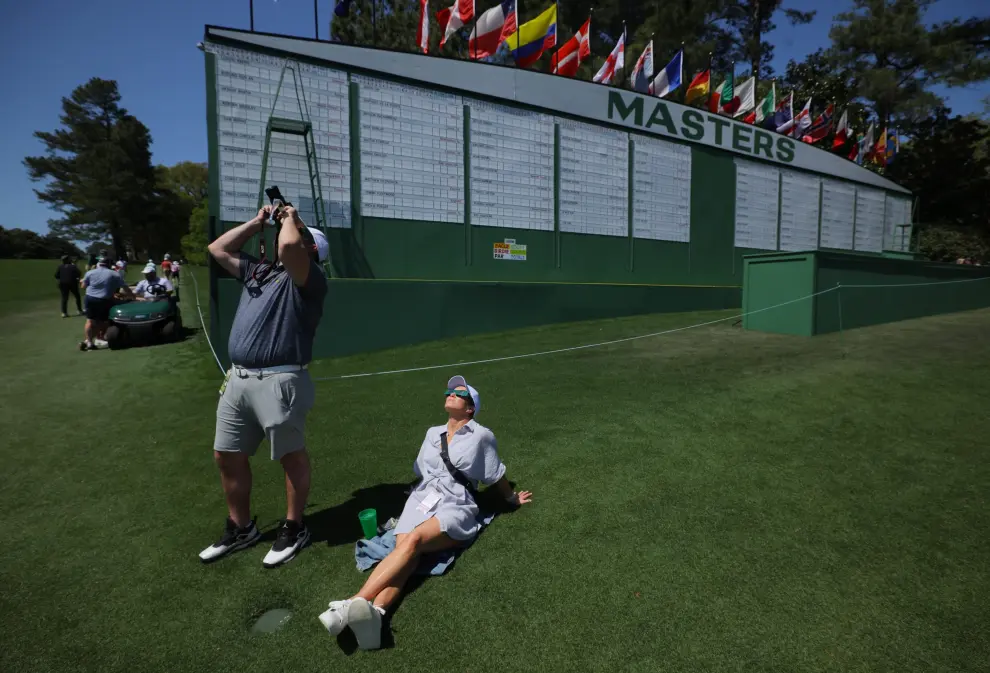 Varias personas observan el eclipse solar en el Augusta National Golf Club en Georgia