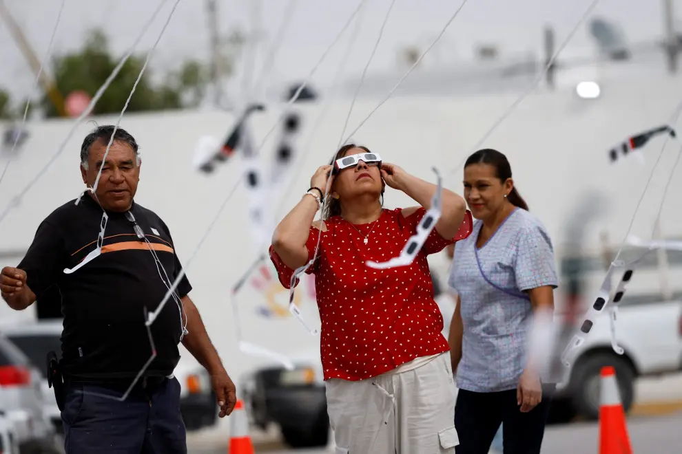 Varias personas observan el eclipse solar en el estado de Coahuila, México