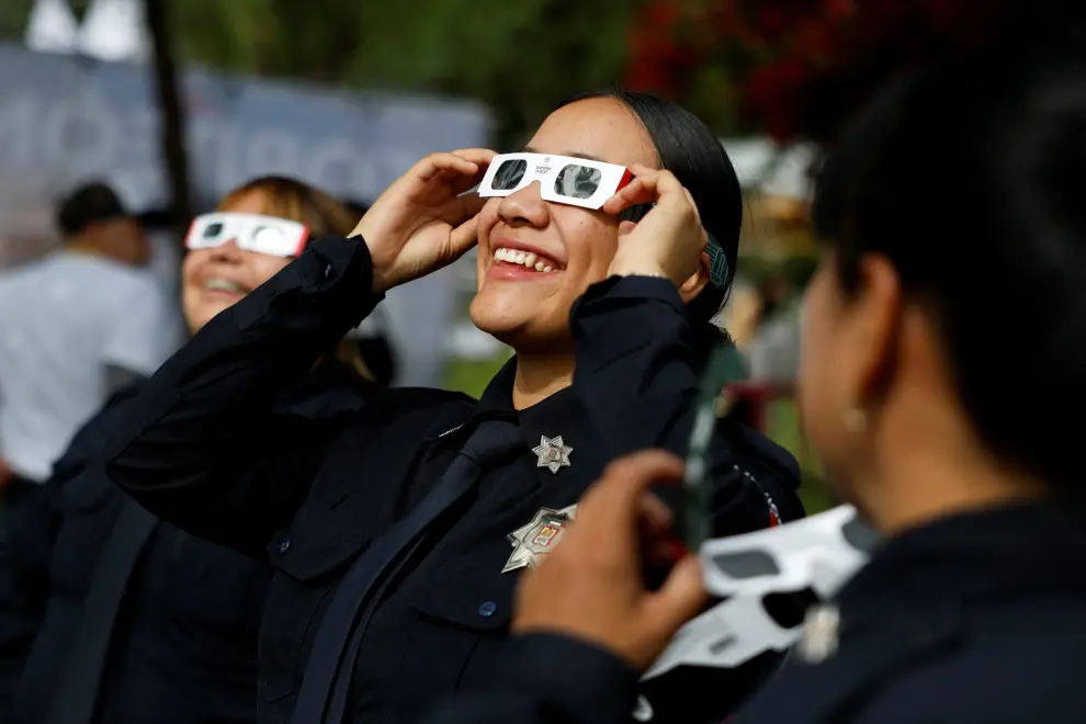 Varias personas observan el eclipse solar en en el estado de Coahuila, Mexico