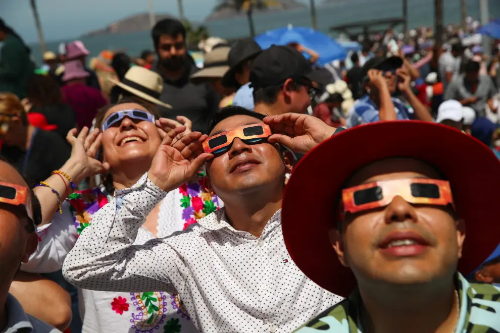 Varias personas observan el eclipse solar en Mazatlan, Mexico
