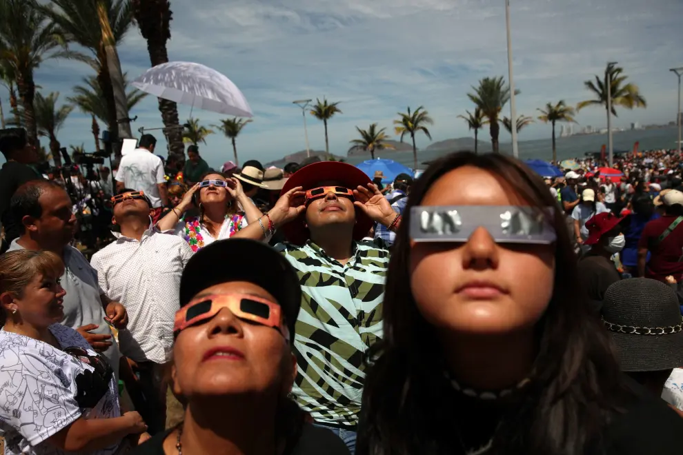 Varias personas observan el eclipse solar en Mazatlan, Mexico