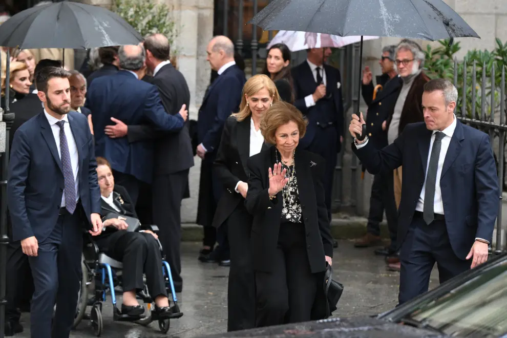 MADRID, 08/04/2024.- La reina Sofía y la infanta Cristina (detrás, c) a su salida del funeral en memoria de Fernando Gómez-Acebo, primo de Felipe VI, este lunes en la Iglesia Catedral de las Fuerzas Armadas, en Madrid. EFE/ Fernando Villar
