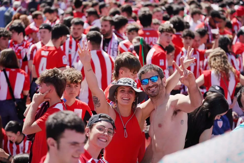 Cientos de personas esperan en ambas márgenes de la ría del Nervión el paso de la gabarra en la que viajará el equipo del Athletic campeón de la Copa del Rey.