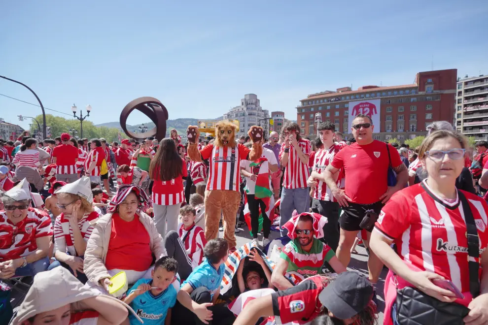 Cientos de personas esperan en ambas márgenes de la ría del Nervión el paso de la gabarra en la que viajará el equipo del Athletic campeón de la Copa del Rey.