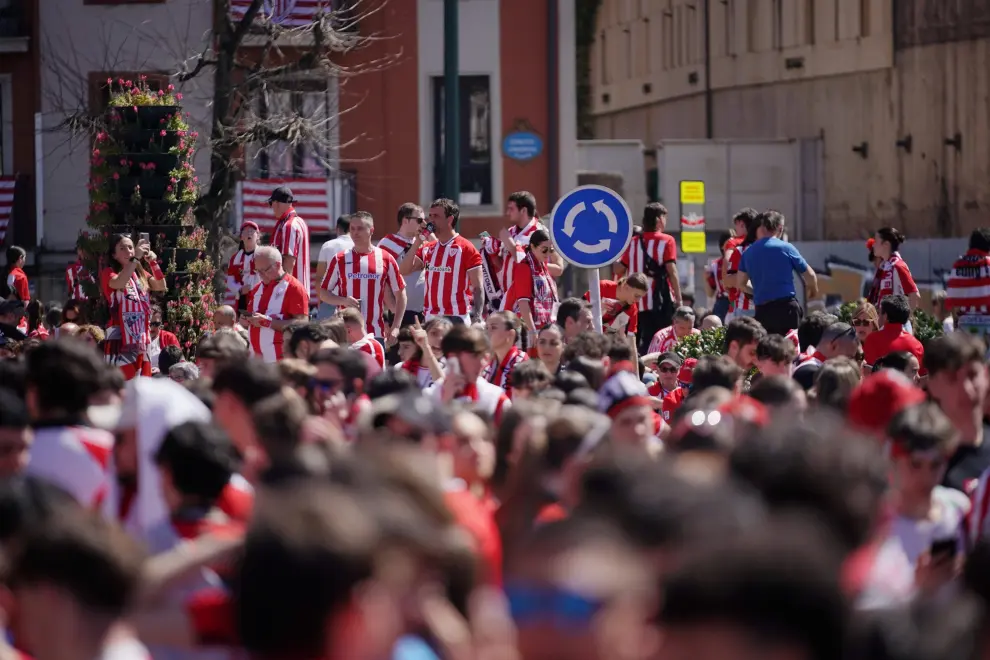 El Athletic pasea la Copa del Rey en la gabarra y la brinda a su afición.