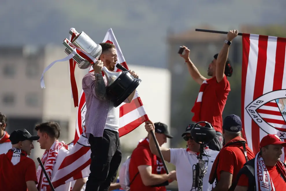 El Athletic pasea la Copa del Rey en la gabarra y la brinda a su afición.