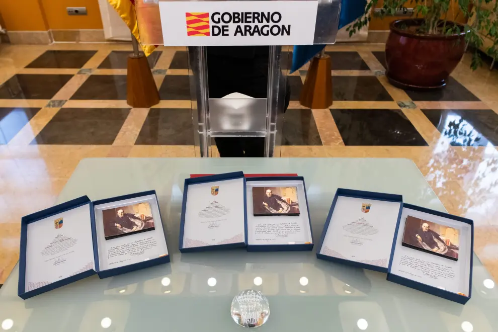 Jorge Azcón recibe a los  los aragoneses premiados en las Olimpmiadas Nacionales de Física, Matemáticas e Informática