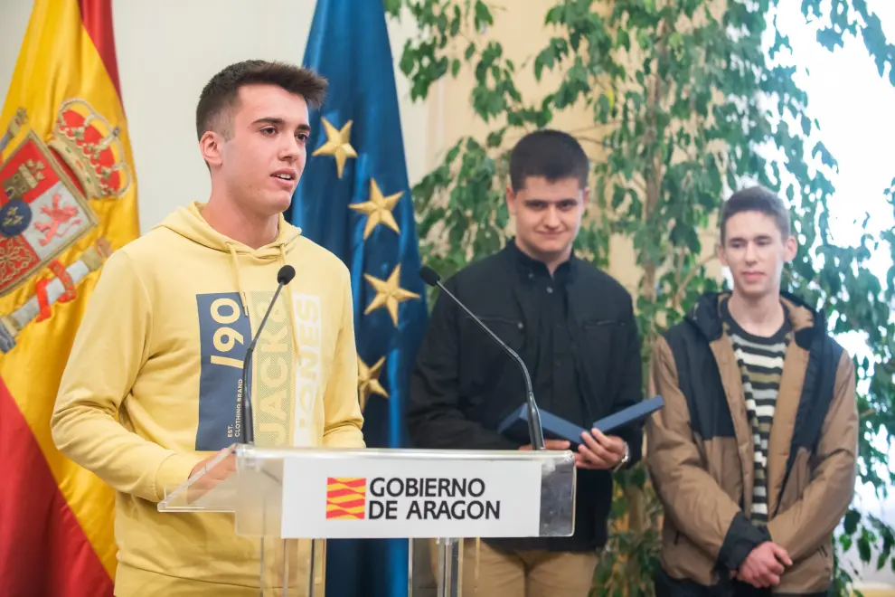 Jorge Azcón recibe a los  los aragoneses premiados en las Olimpmiadas Nacionales de Física, Matemáticas e Informática