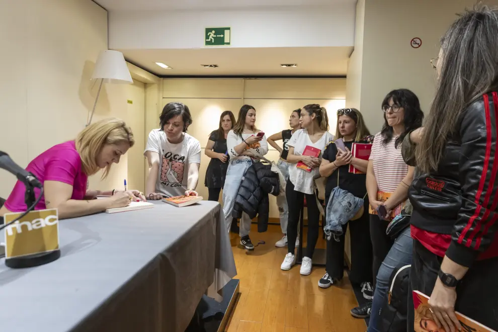 La cómica y humorista Henar Álvarez firma su nuevo libro 'Ansia' en la FNAC de Zaragoza
