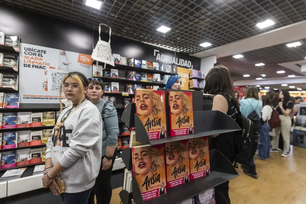 La cómica y humorista Henar Álvarez firma su nuevo libro 'Ansia' en la FNAC de Zaragoza