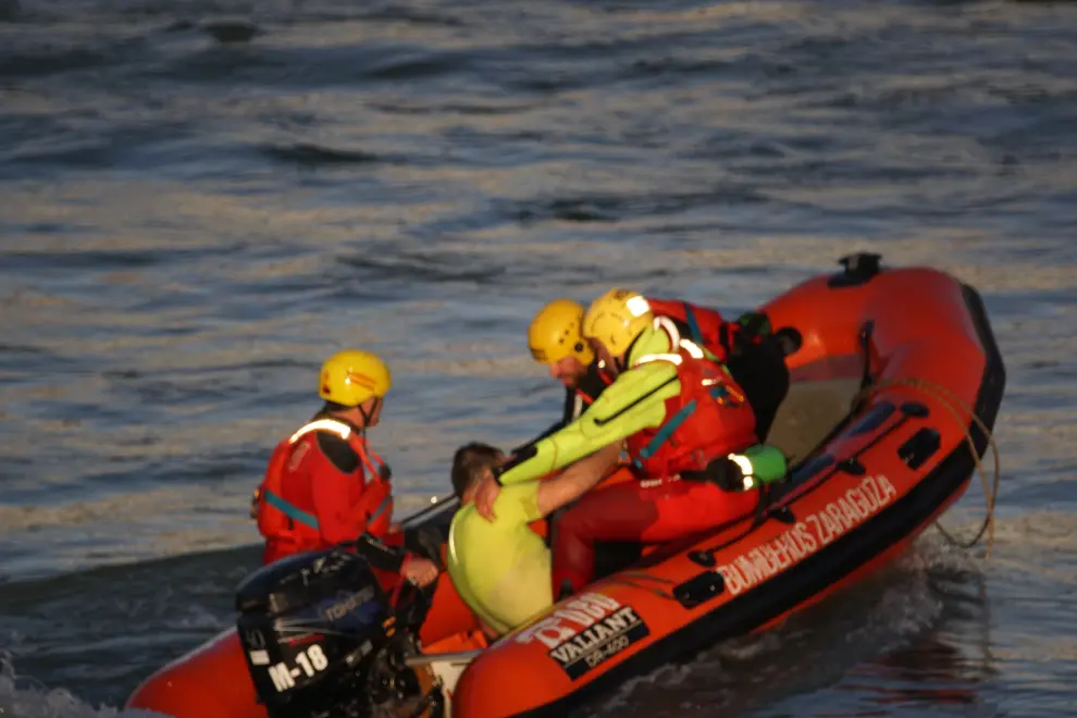 Rescate de un piragüista arrastrado por la corriente en el Ebro