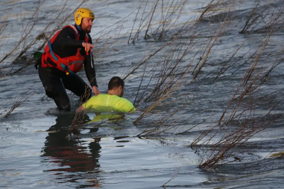 Rescate de un piragüista arrastrado por la corriente en el Ebro