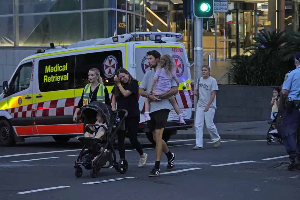 La gente sale del centro comercial Westfield, donde varias personas fueron apuñaladas en Sídney