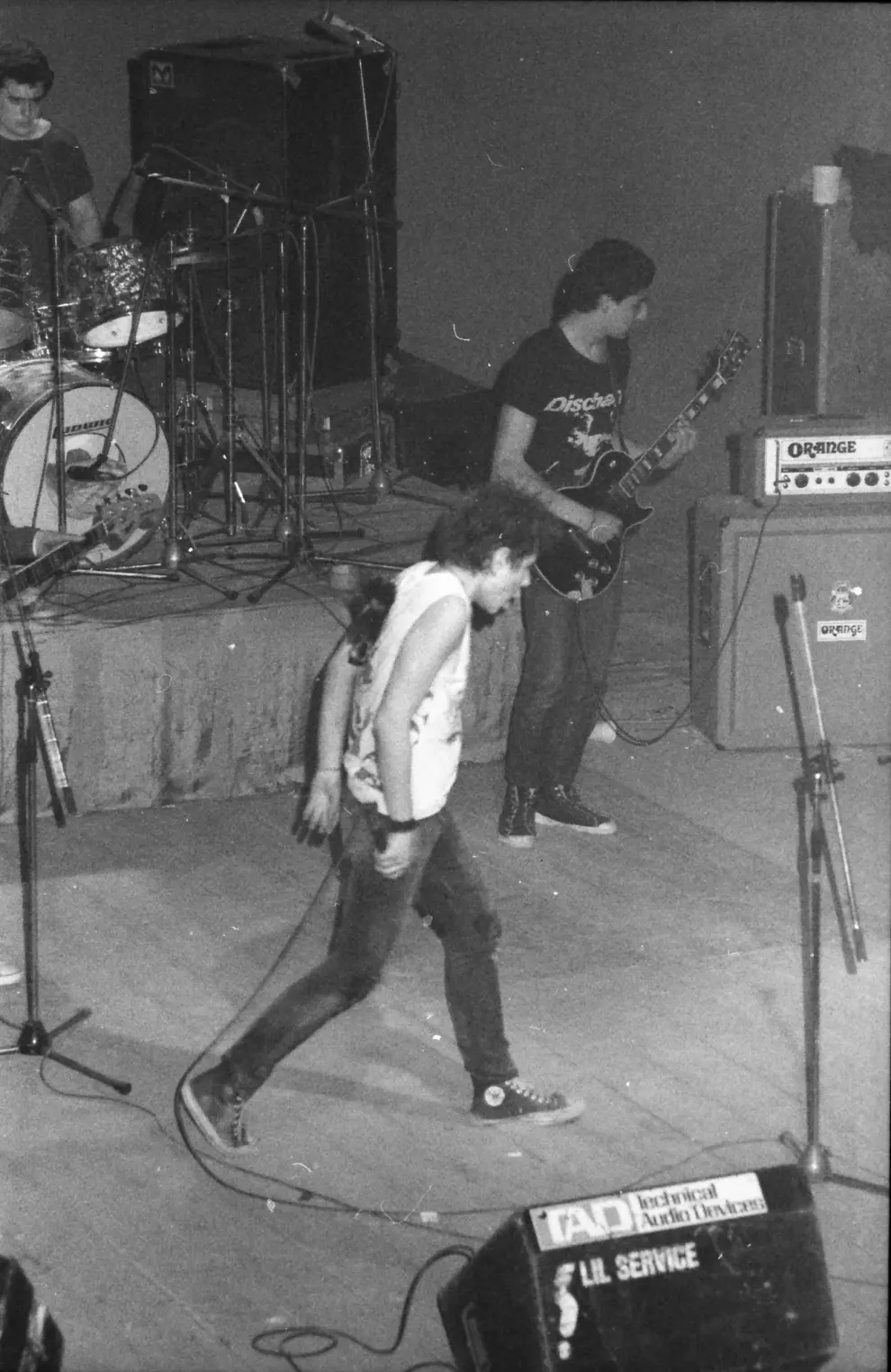 Cincuenta grupos locales, alguno más curtido, otros totalmente desconocidos e integrados por adolescentes que solo habían actuado en colegios o institutos, subieron al escenario en la Muestra de Pop-Rock y Otros Rollos (Zaragoza, 1984).