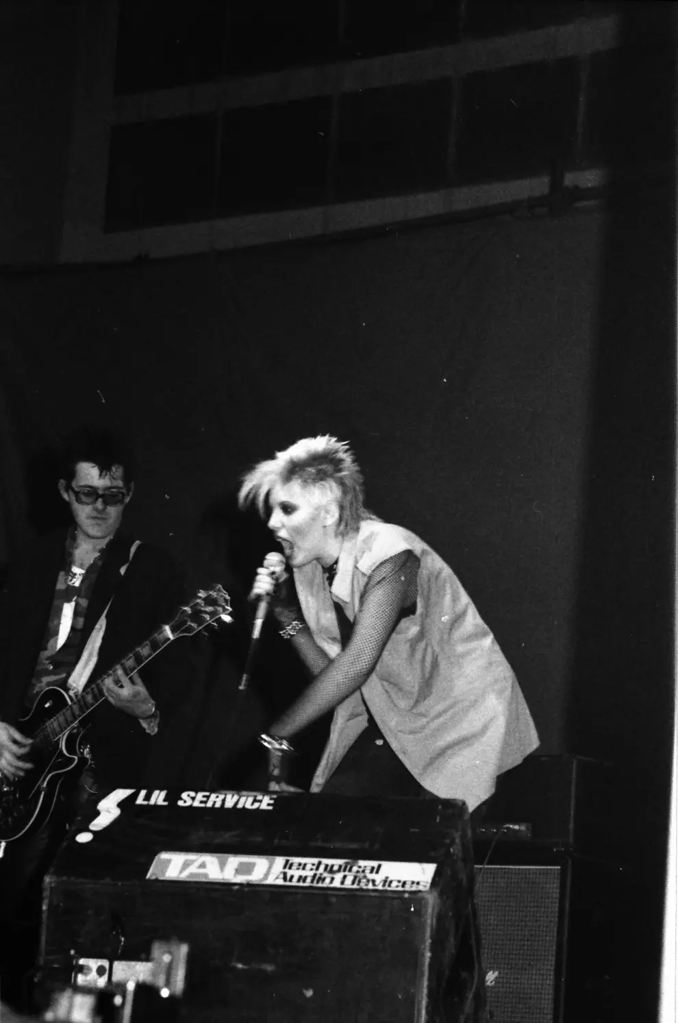 Cocadictos, con Alma como voz cantante, en plena actuación durante la Muestra de Pop-Rock y Otros Rollos (Zaragoza, 1984)