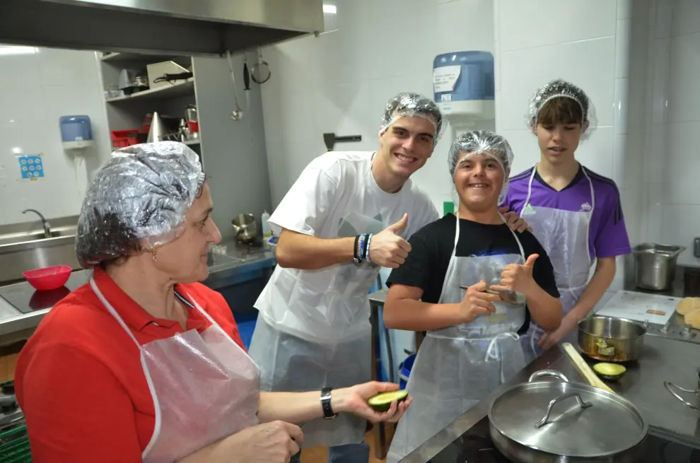 El jugador del Real Zaragoza, Francho Serrano, ha participado en el taller de cocina inclusiva de la Fundación Lacus.