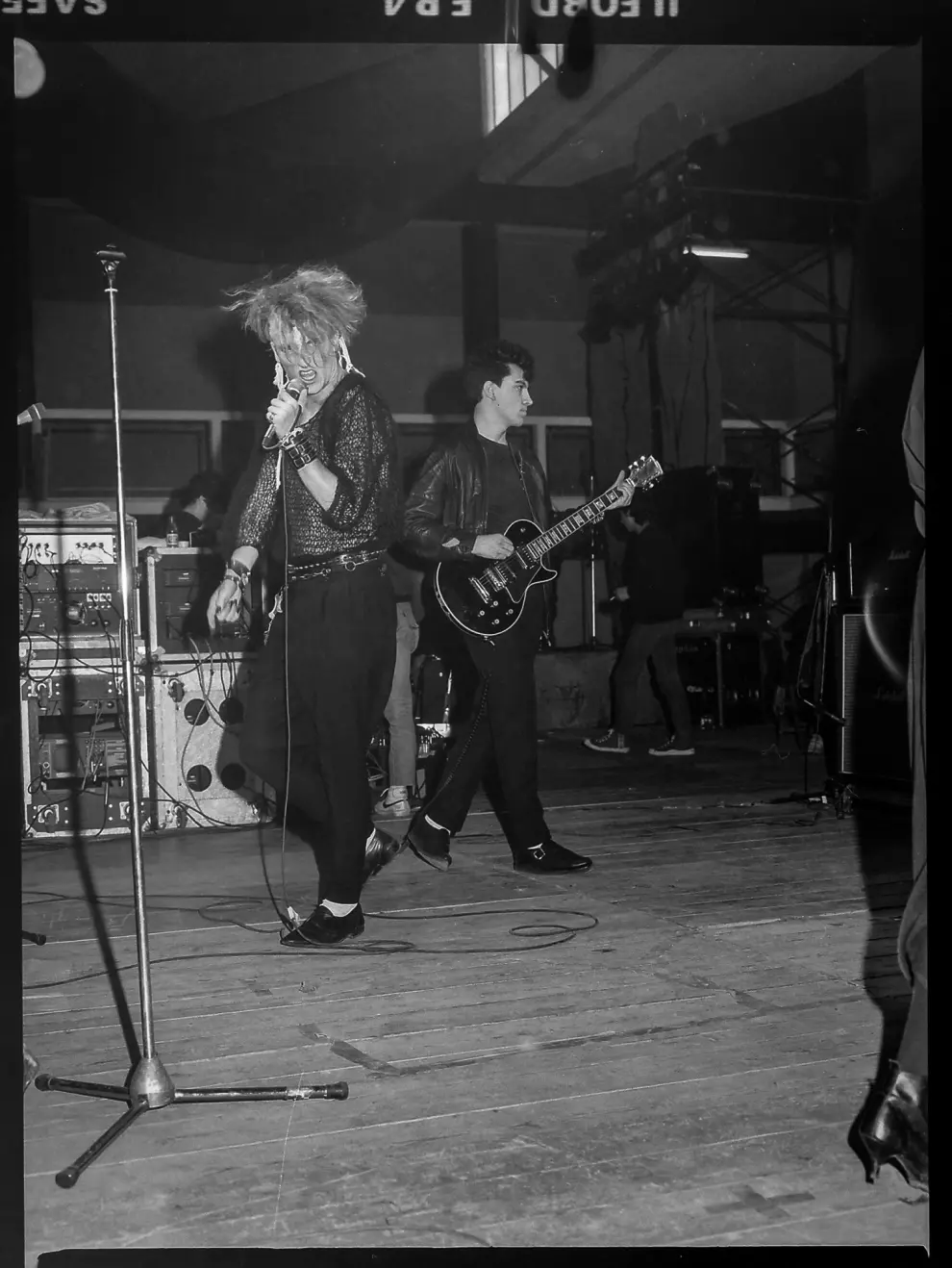 John Landis Fans, con Santi Rex al frente, durante su actuación en la Muestra de Pop-Rock y Otros Rollos (Zaragoza, 1984)