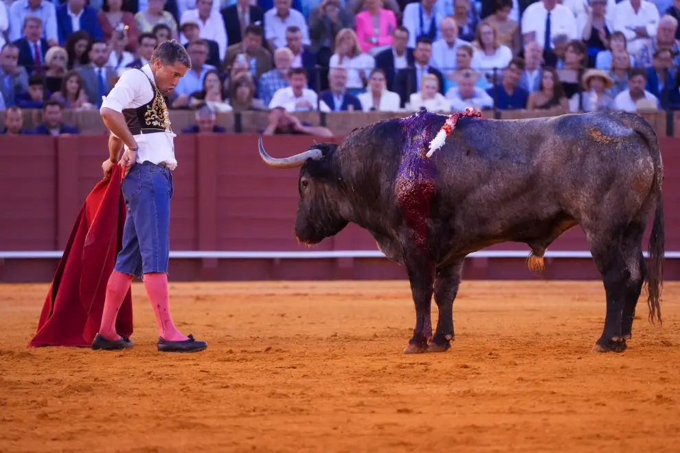 El torero Manuel Escribano durante su faena al último de la tarde tras se operado de urgencias por una cornada de su primer toro.
