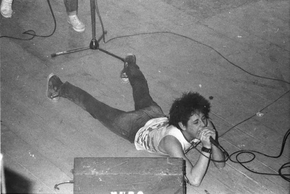 Pocos años y mucha pasión y desparpajo sobre el escenario de la Muestra de Pop-Rock y Otros Rollos (Zaragoza, 1984)