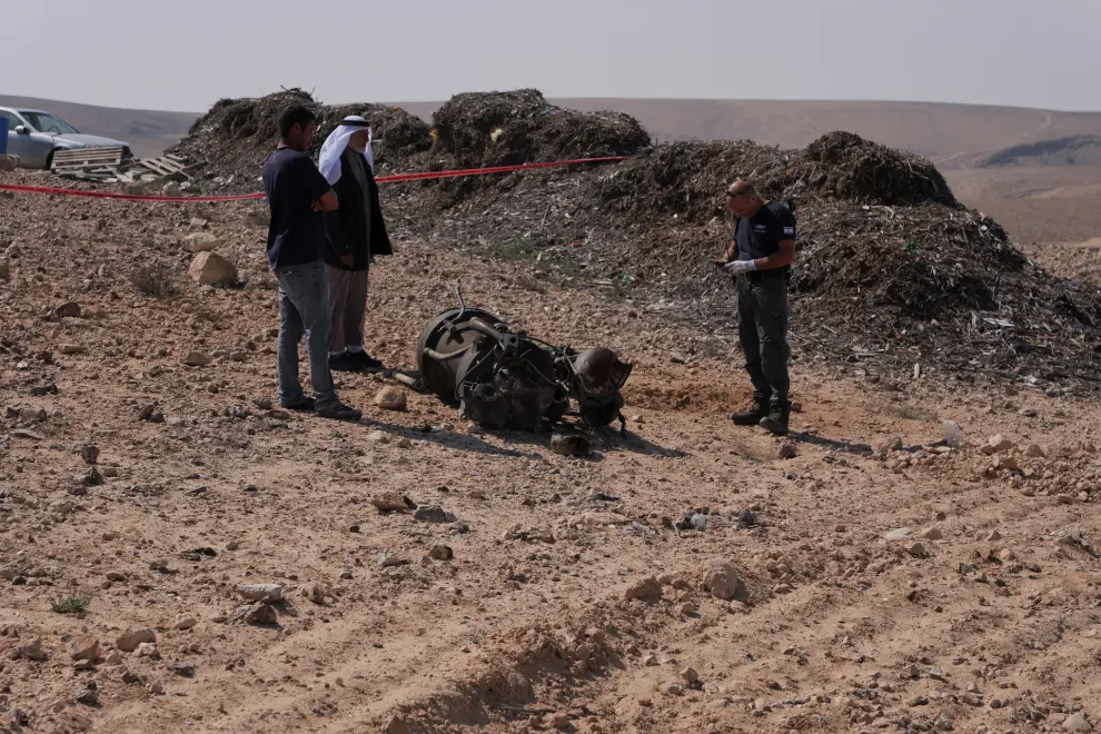 un policía inspecciona los restos de un misil lanzado por Irán que, según las autoridades israelíes, ha herido de gravedad a una niña de una comunidad beduina por impacto de metralla.