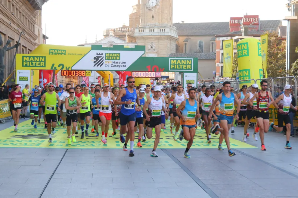 Un momento de la salida del maratón de Zaragoza esta mañana.