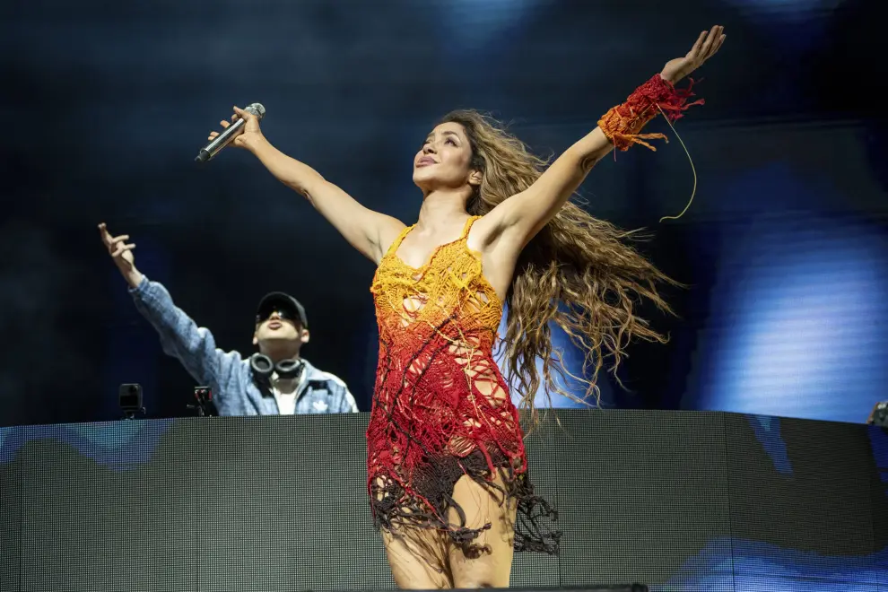 Shakira en su actuación sorpresa con Bizarrap con un vestido de flecos y brillos.