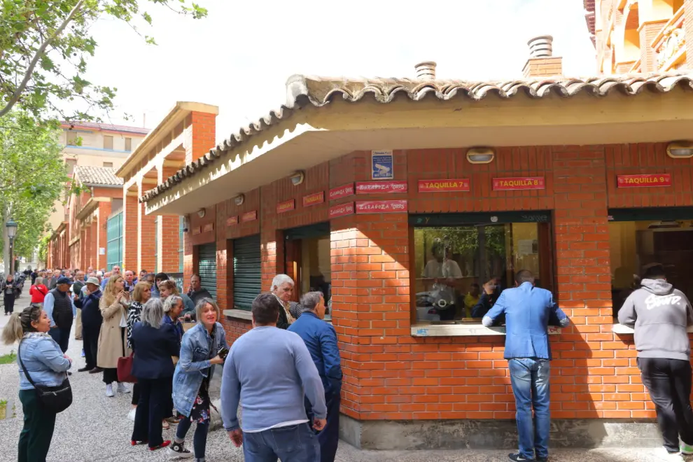 Largas colas para comprar entradas para la feria taurina de San Jorge en Zaragoza.
