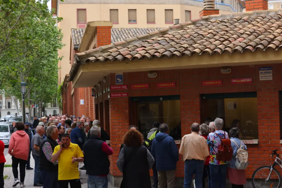 Largas colas para comprar entradas para la feria taurina de San Jorge en Zaragoza.