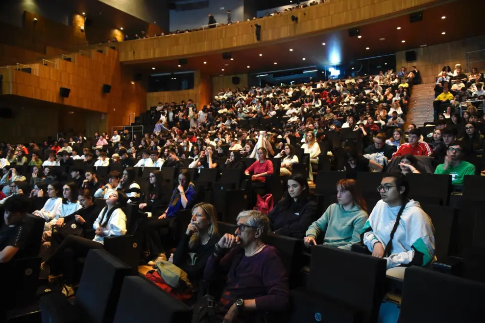 Más de 1.000 alumnos de Secundaria de la provincia de Huesca han seguido presencialmente o vía 'online' el taller de Marina Marroquí en el Palacio de Congresos.
