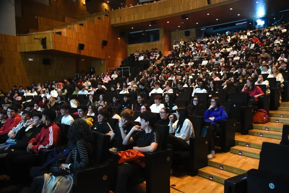 Más de 1.000 alumnos de Secundaria de la provincia de Huesca han seguido presencialmente o vía 'online' el taller de Marina Marroquí en el Palacio de Congresos.