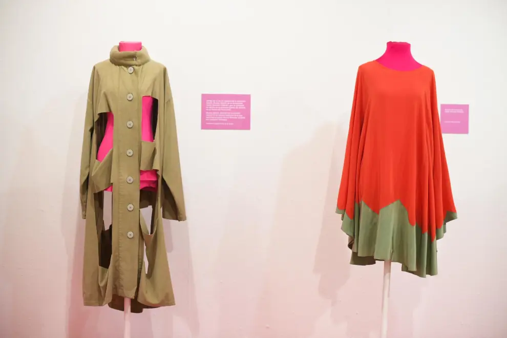 A la izquierda, un abrigo de pana de la colección ochentera 'Bueno, bonito, barato'. A la derecha. un vestido de Piluca Beltrán.