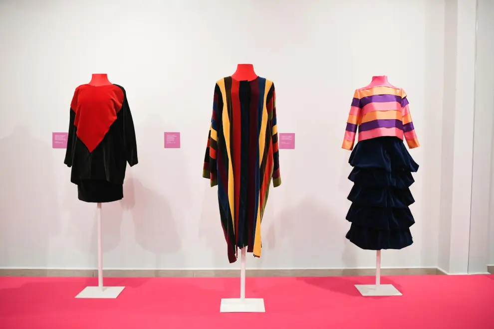 De izquierda a derecha: conjunto de falda y jersey de los 90, un abrigo de terciopelo de la misma década y u vestido de 2018 de Piluca Beltrán.