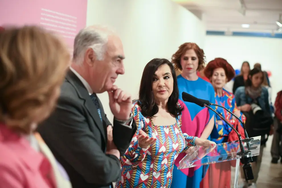 Un momento de la intervención de la comisaria de la exposición, Marisa Oropesa (tercera por la izquierda).