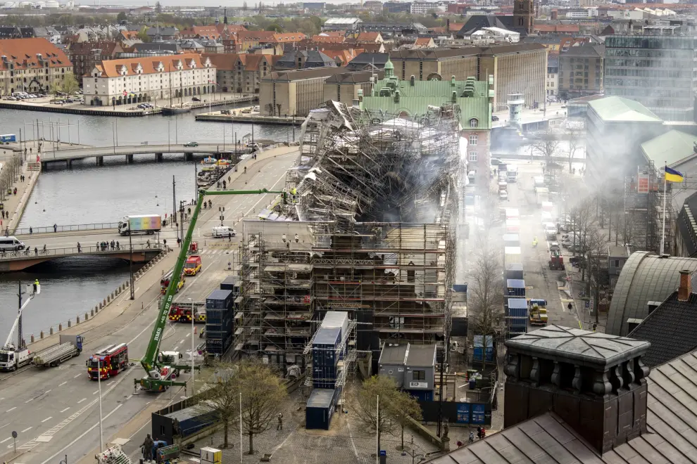Parte de la fachada del edificio de la Bolsa de Copenhague (Dinamarca) se derrumba tras el incendio del martes.