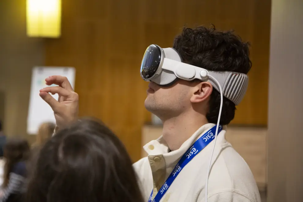 Los aspirantes pudieron probar unas gafas de realidad virtual.
