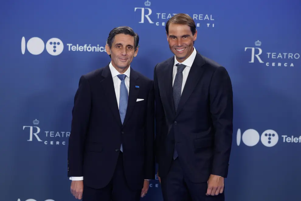 El tenista Rafa Nadal (d), junto al presidente ejecutivo de Telefónica, José María Álvarez-Pallete (i), asiste a la gala conmemorativa del centenario de Telefónica, este viernes en Madrid.
