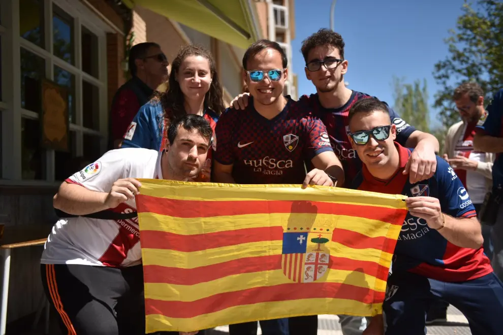 Aficionados en las calles de Huesca antes del partido.