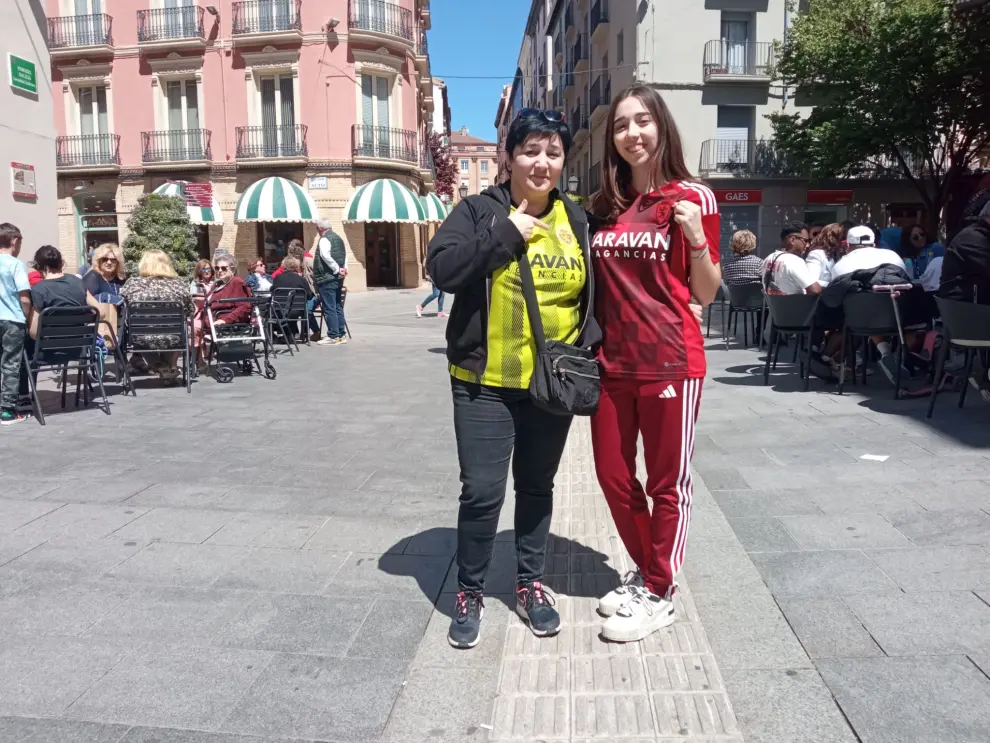 Aficionados en las calles de Huesca antes del partido.