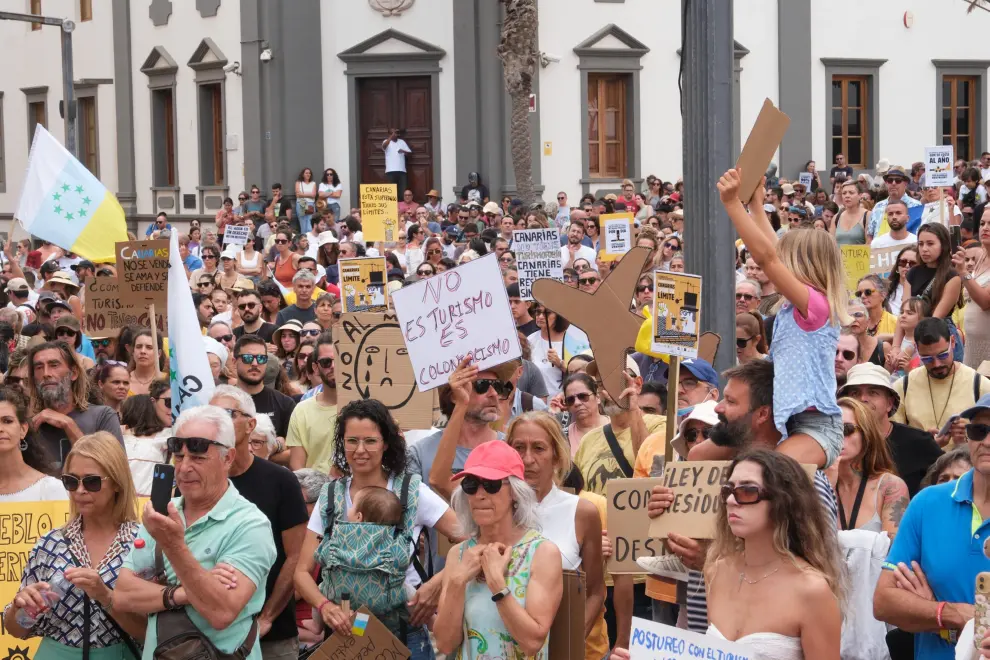 Decenas de personas protestan durante una manifestación contra el modelo turístico,en las Islas Canarias.