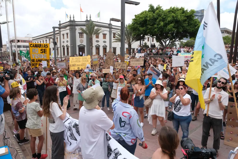 Decenas de personas protestan durante una manifestación contra el modelo turístico,en las Islas Canarias.