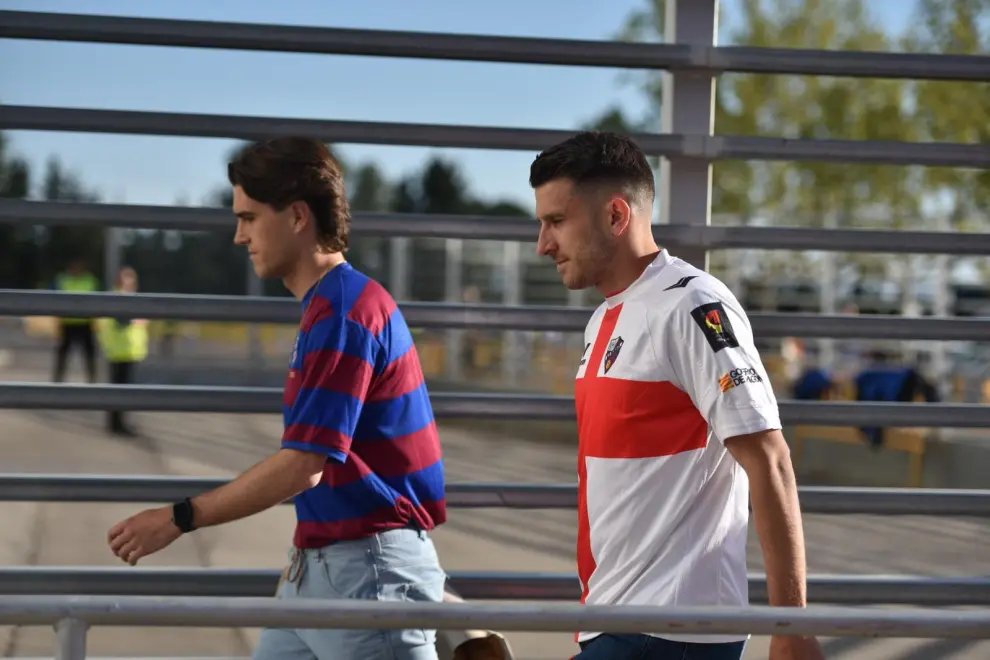 Así ha sido la llegada de los jugadores de la SD Huesca al estadio del Alcoraz, donde se disputa el partido este sábado, a las 21.00.