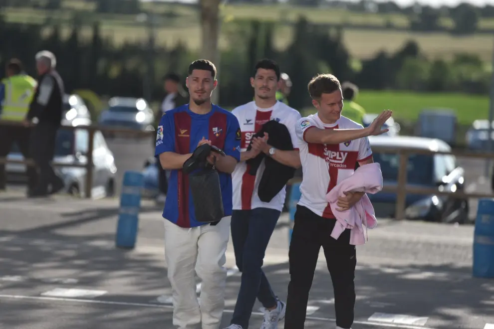 Así ha sido la llegada de los jugadores de la SD Huesca al estadio del Alcoraz, donde se disputa el partido este sábado, a las 21.00.