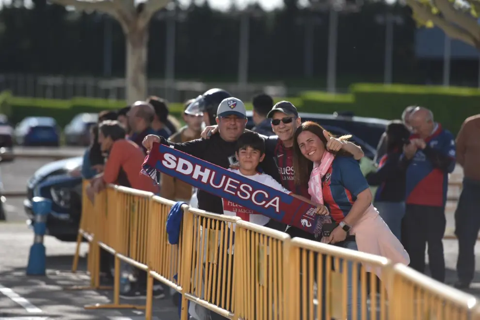 Cientos de aficionados esperan ilusionados al partido que enfrenta al SD Huesca y el Real Zaragoza.