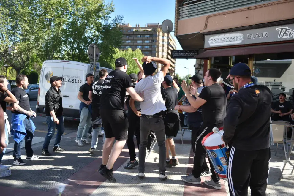 Aficionados de la SD Huesca se congregan en los bares próximos a El Alcoraz entre fuertes medidas de seguridad.