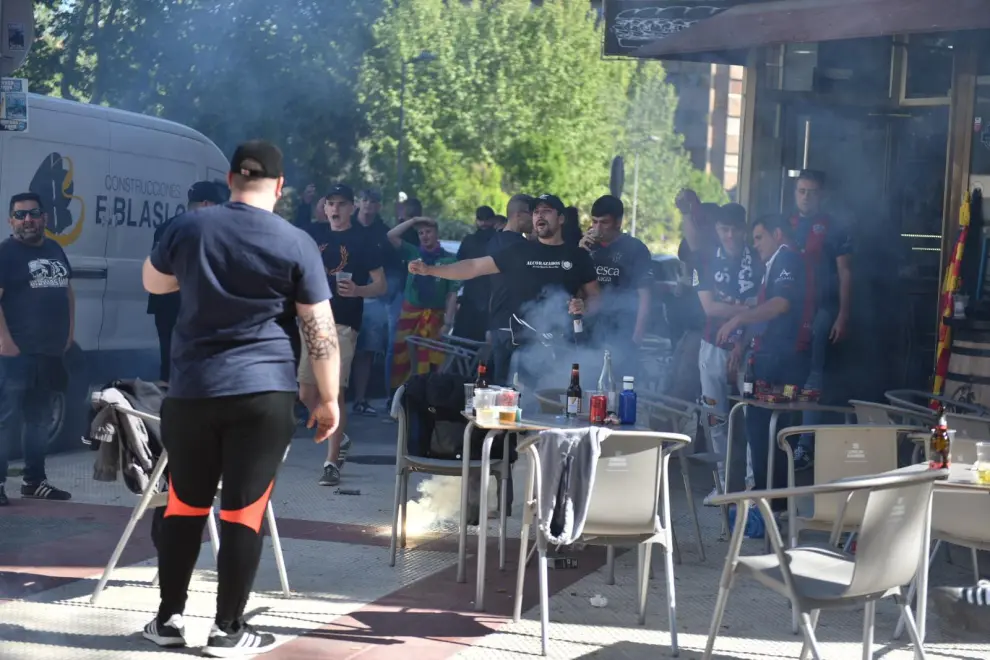 Aficionados de la SD Huesca se congregan en los bares próximos a El Alcoraz entre fuertes medidas de seguridad.