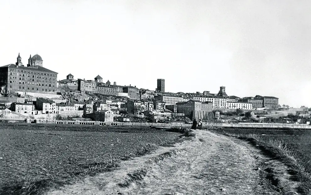 Panorámica de la ciudad de Teruel tomada desde la vega del río Turia en el año 1900.